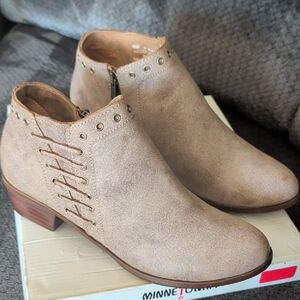Minnetonka Women's Tan Ankle Boots with Stud Detail